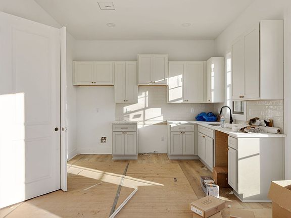 3rd image of 905 Broyles St Unit 403