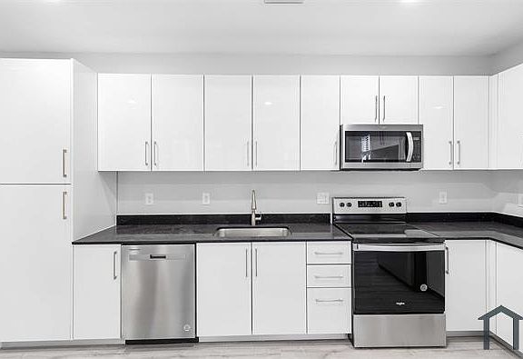 3rd image of 672 Windermere Dr