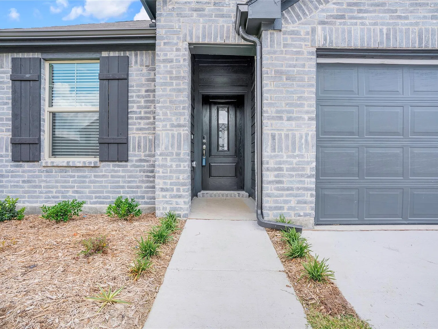 4 bed, 1989 sqft, $2,400 — Photo 2