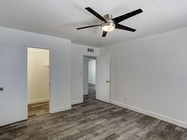 2500 E Hermosa Dr — Photo 23