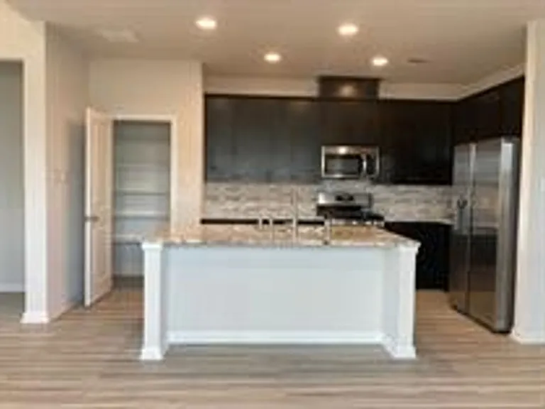 136 Green Knoll Ln — Photo 4