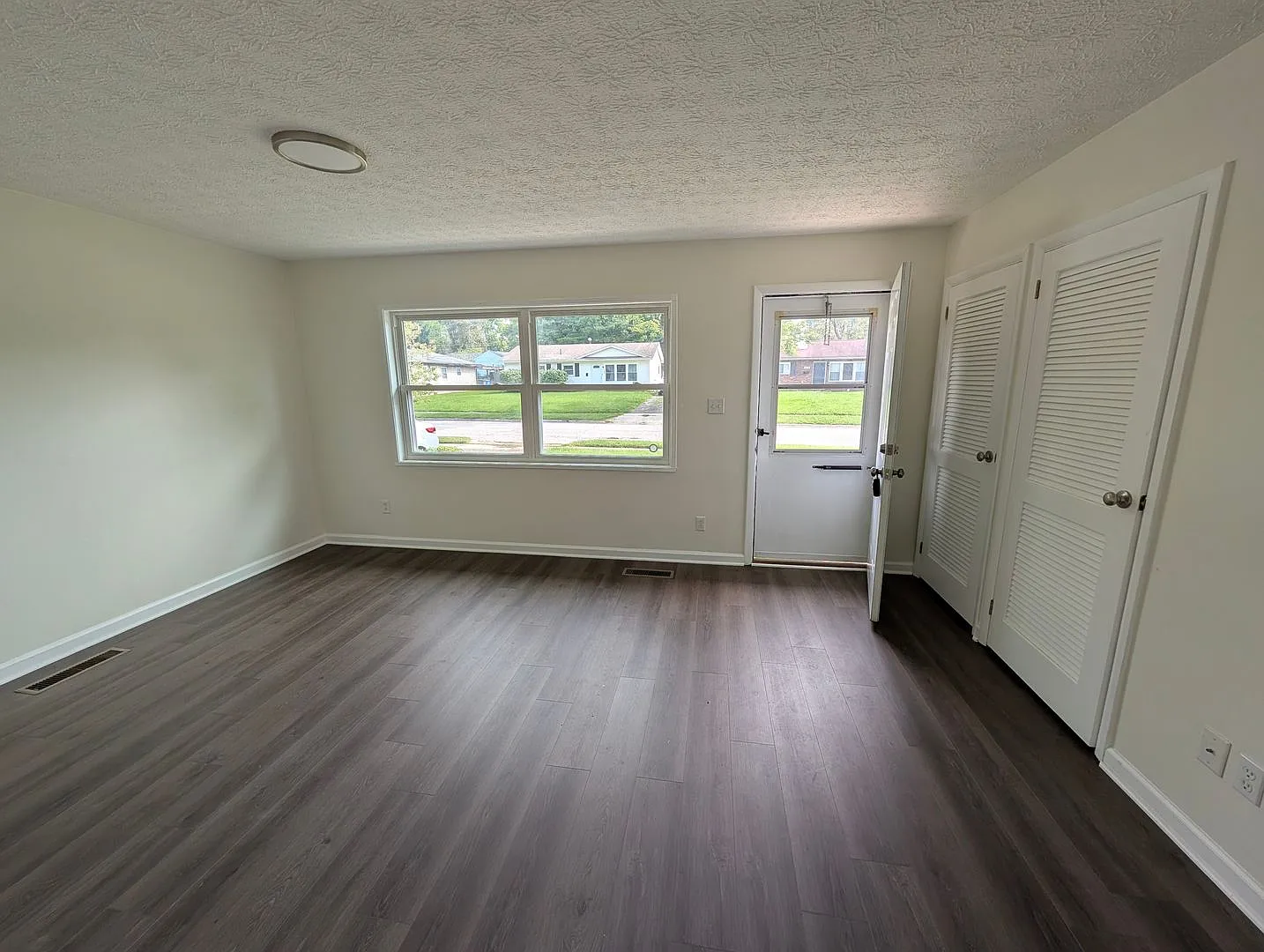 Spacious 3 bedroom Ranch — Photo 3