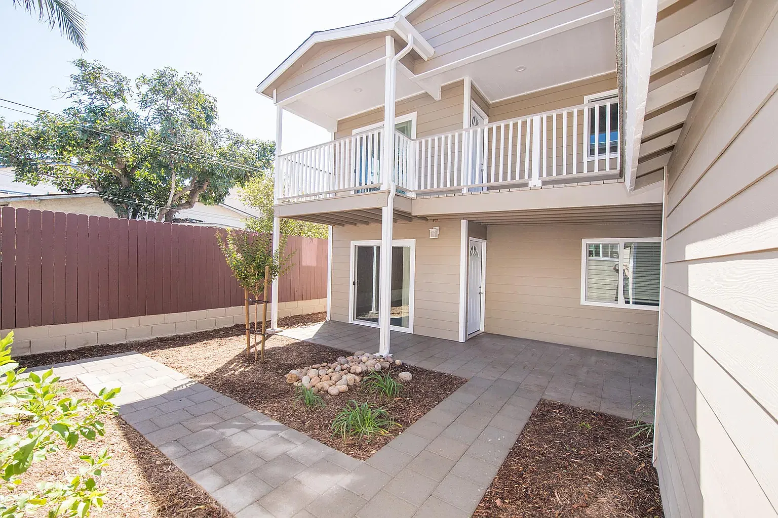 3 bed, 1055 sqft, $3,100 — Photo 2