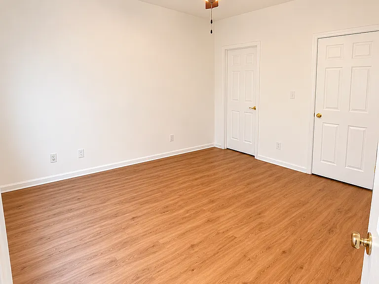 Hartford Square Apartments — Photo 25