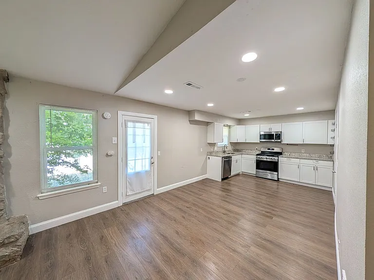 1604 S Redbud Pl — Photo 3