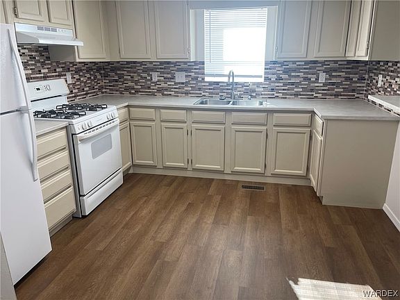 3rd image of 927 Riverview Drive