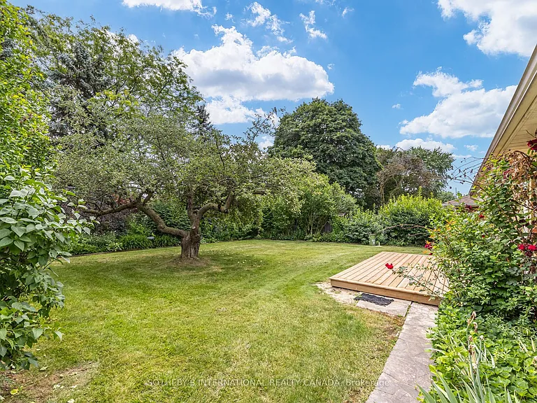 25 Abinger Cres — Photo 40