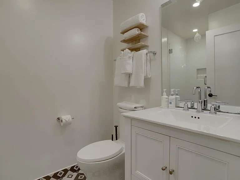 712 G St SE #B1 — Photo 23