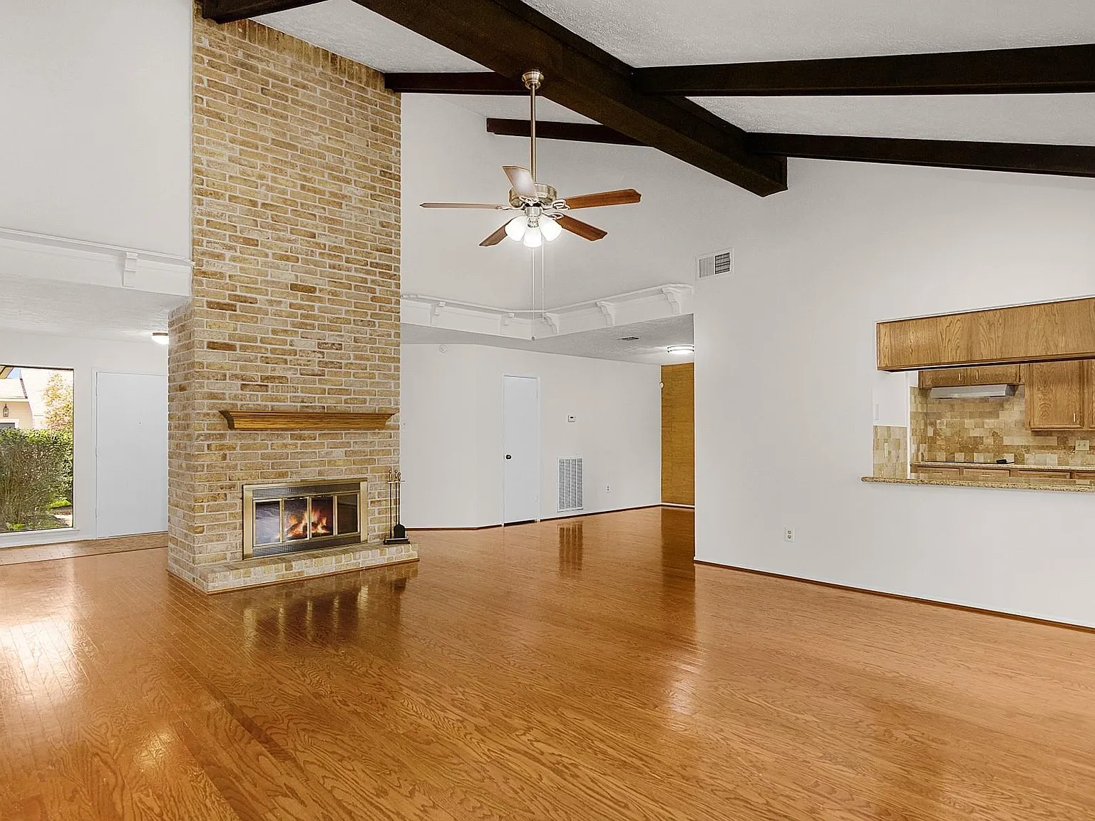 3 bed, 2.0 bath, 1920 sqft, $2,100 — Photo 1