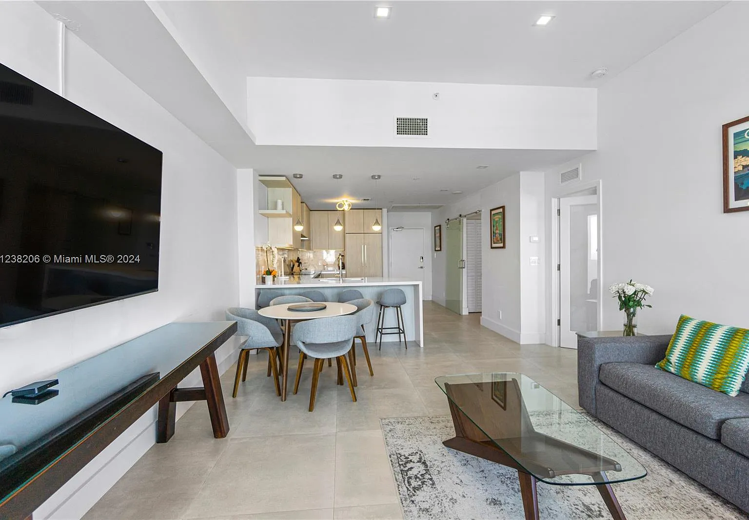 The Decoplage Condo — Photo 3