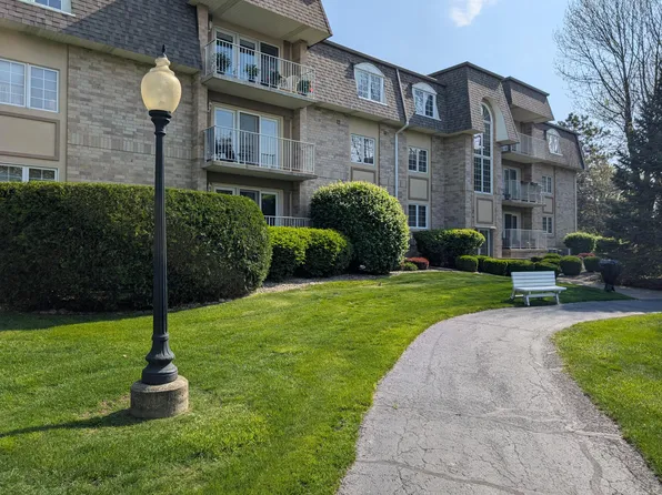 909 Swan Dr Unit 2-C, Dyer, IN 46311