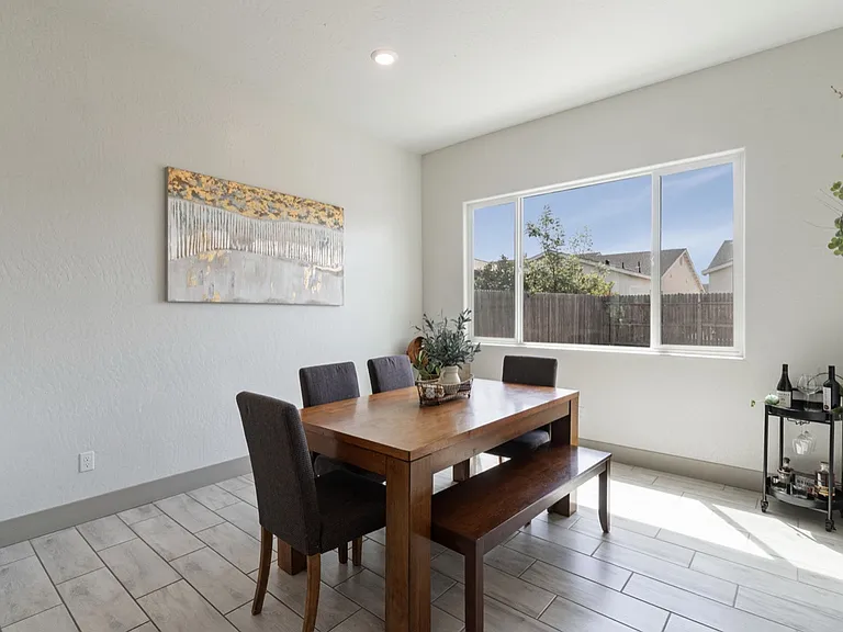 2407 W Andrew Ln — Photo 5