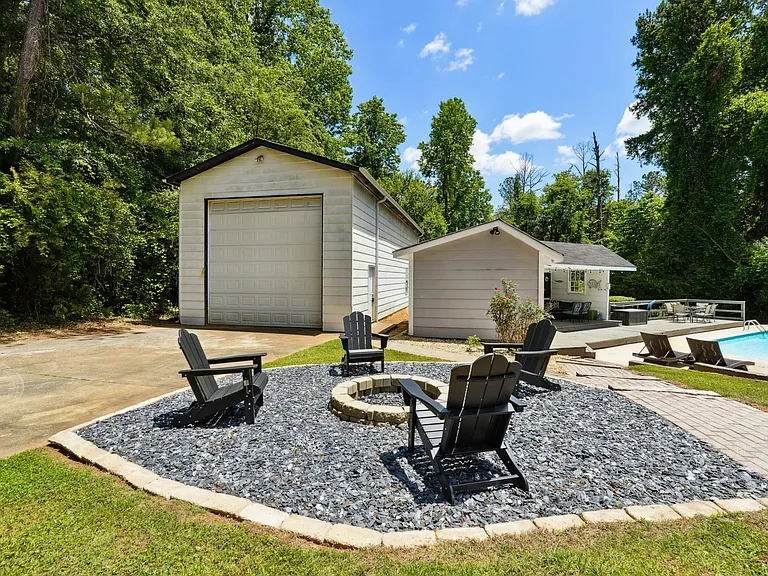 Fire pit area (no firewood provided)