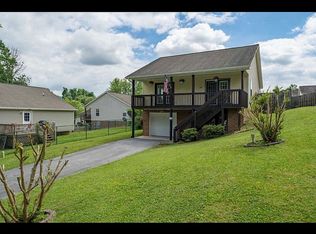1022 Phillip Drew Ct, Johnson City, TN 37604