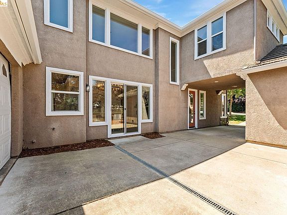 4th image of 3201 Montrose Way