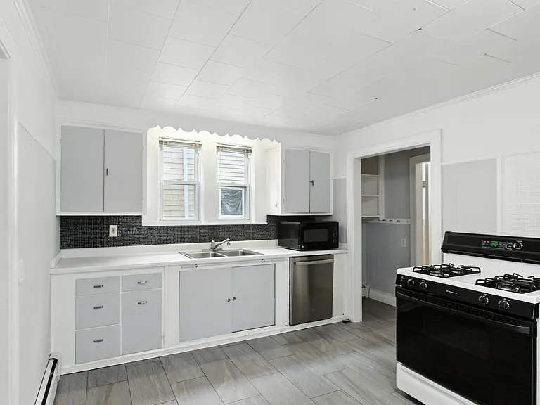 547 Broadway — Photo 24