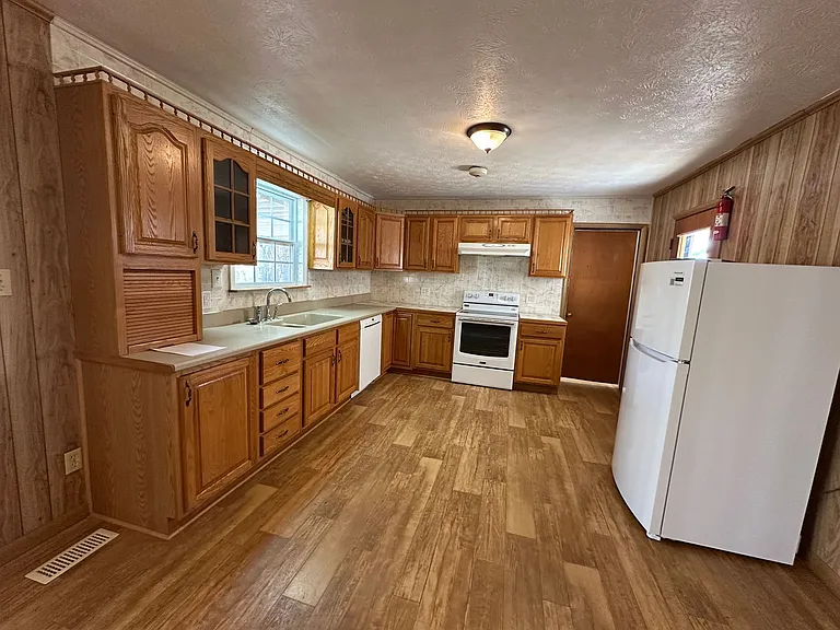 1405 Circle Dr — Photo 8