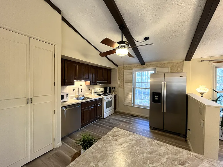 210 Pinehurst Ln — Photo 16