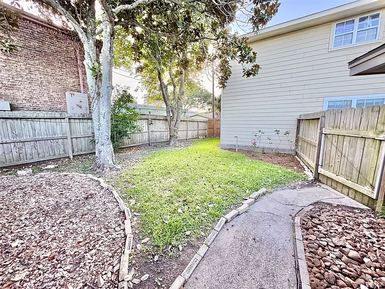 102 Mechanic St — Photo 24