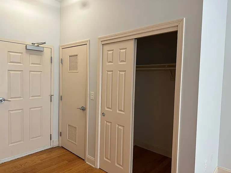 2518 Whitney Ave — Photo 5