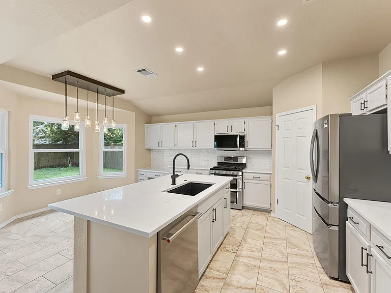 2104 Lobelia Dr — Photo 12