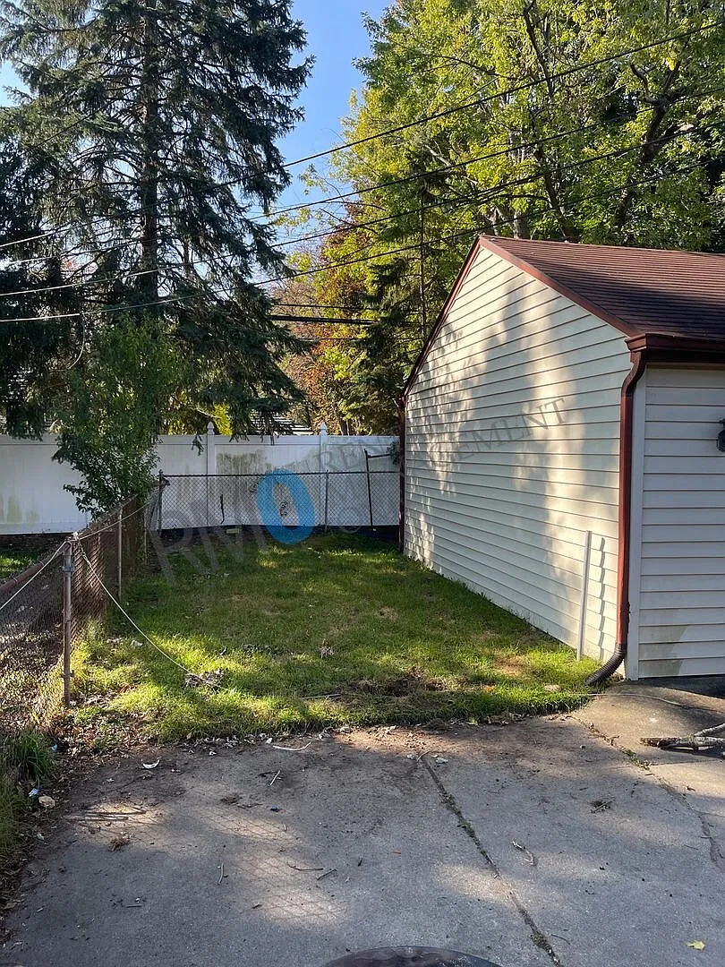 2 Bedroom 1 Bathroom Multi-Family Home in Allen Park- 1st Floor Flat — Photo 3