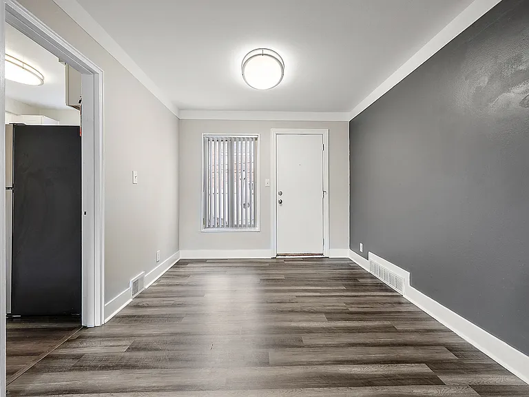 Oak Park Manor Apartments & Townhomes — Photo 10