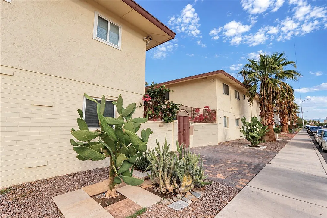 3 bed, 2.0 bath, 960 sqft, $1,140 — Photo 1