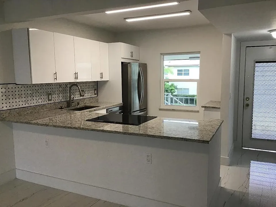 7600 NW 4th Pl #207