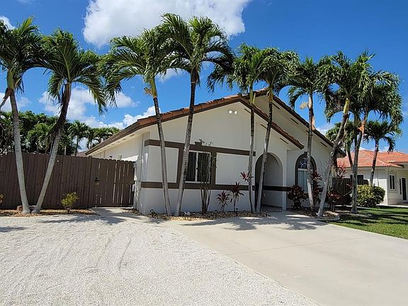 4th image of 704 SE 14th Pl