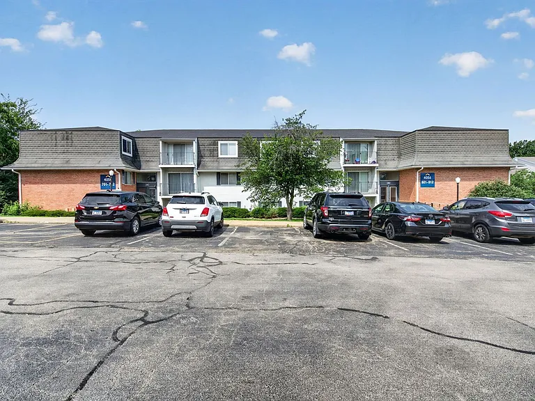 Hollow Hills Apartments — Photo 41