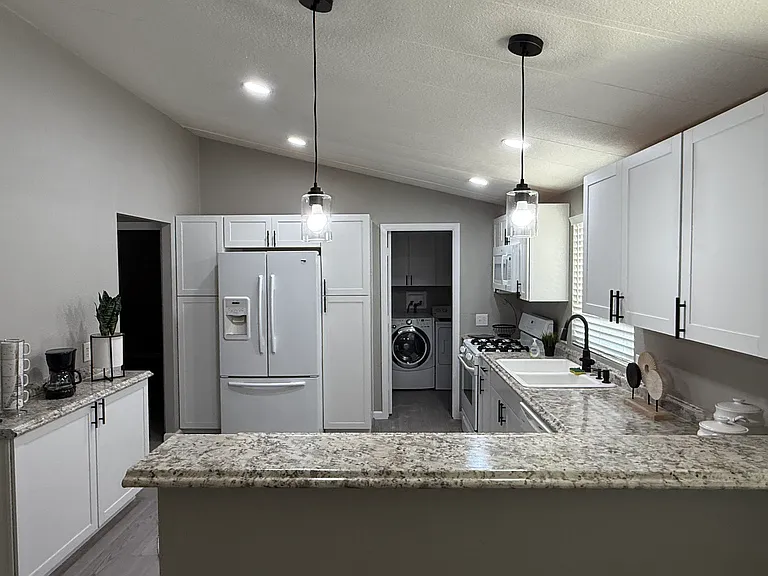 1946 Castleberry Ln — Photo 17