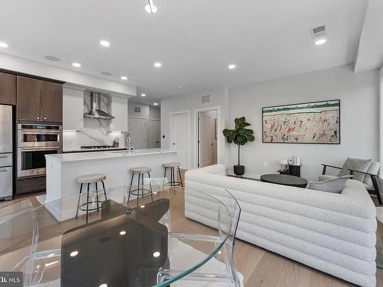 635 Slaters Ln #306 — Photo 6