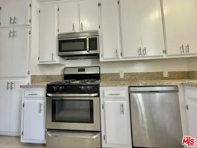 1600 N Martel Ave #B — Photo 10