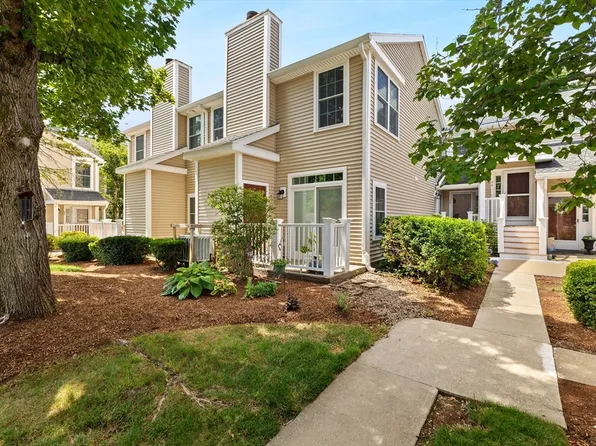 56 Bradford Commons Ln #56, Braintree, MA 02184