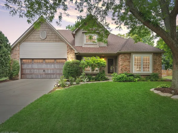 721 Hartfield Dr, North Aurora, IL 60542