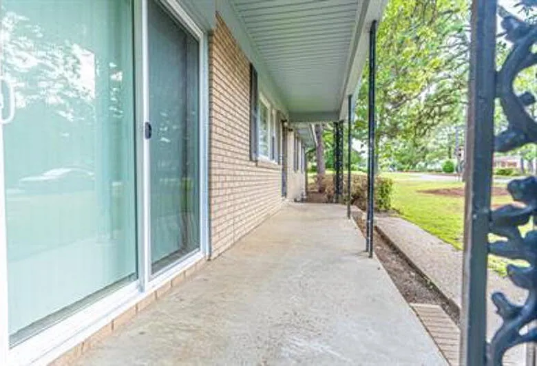 3 bed, 1.5 bath, 1640 sqft, $1,600 — Photo 4