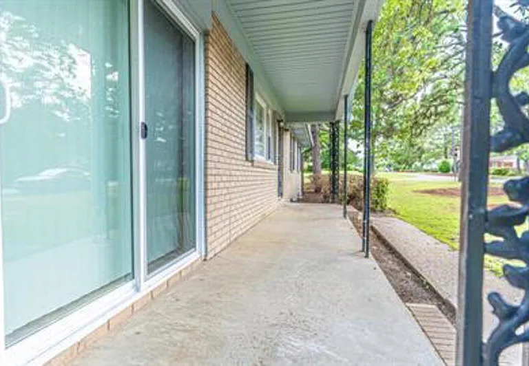 205 N Glover St — Photo 4
