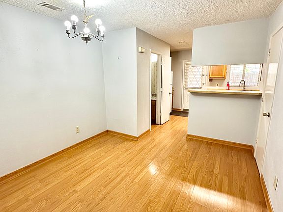 3rd image of 613 Carriagehouse Ln #D-7