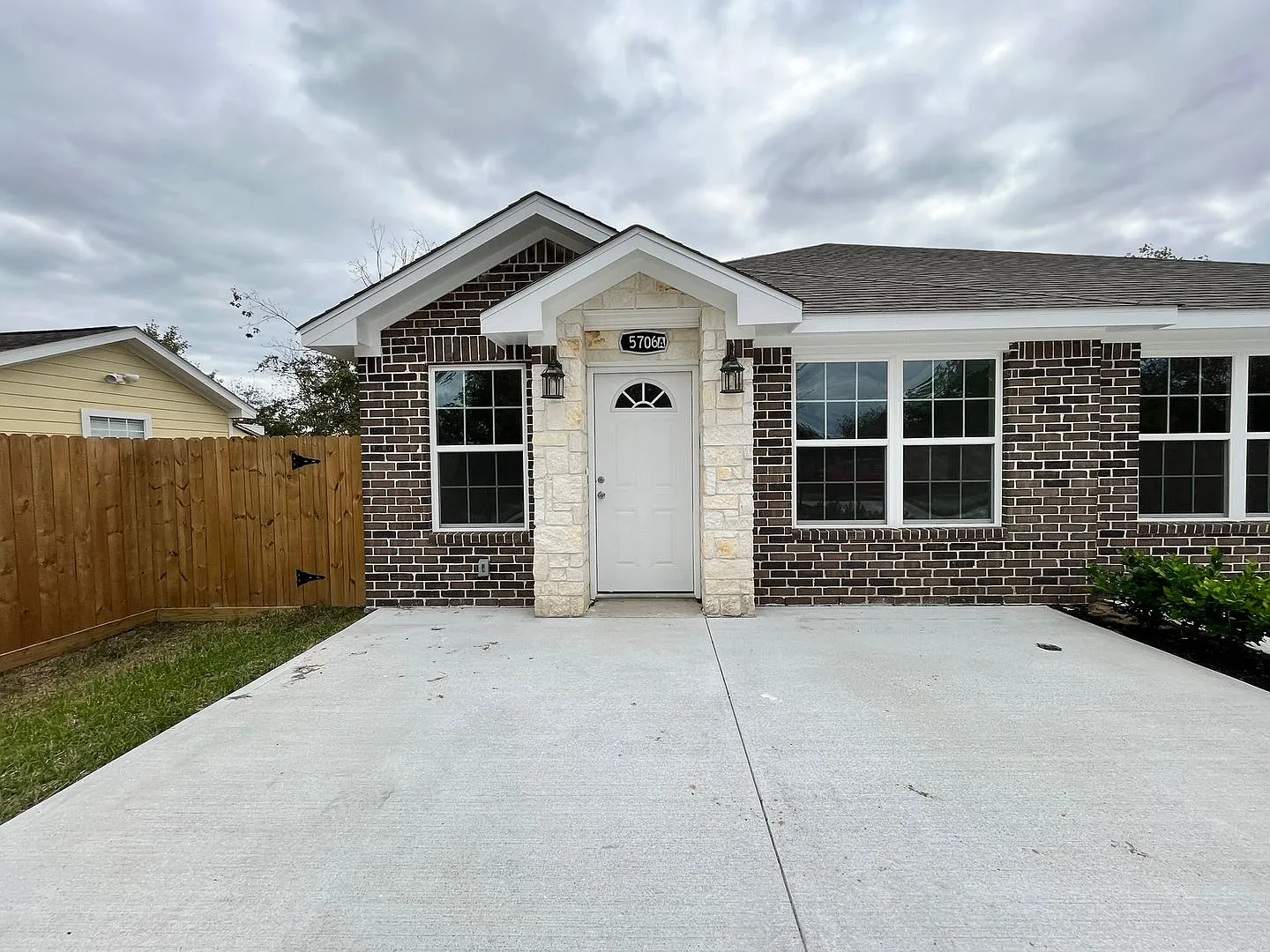 Move In Ready!! 3 Bedroom, 2 Bath Duplex!! — Photo 1