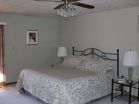 Master bdrm w/ his/her closets & bath