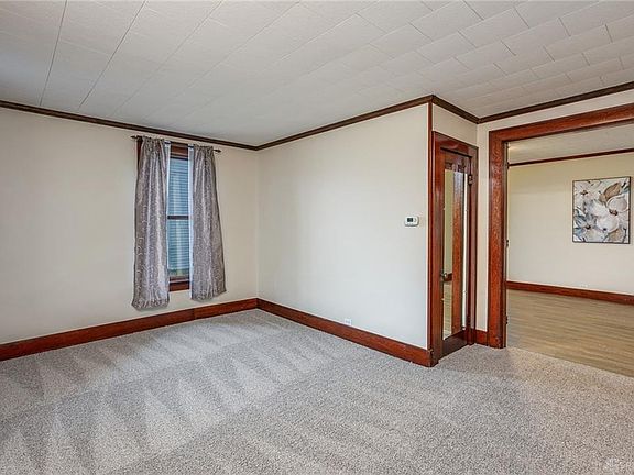 5th image of 136 W Wood St