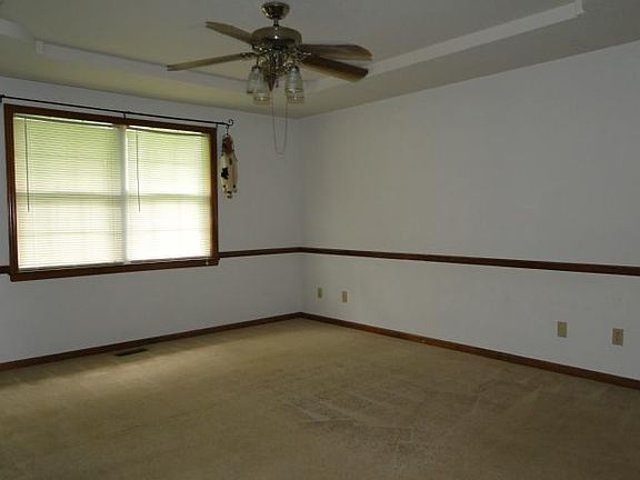 3rd image of 615 NE Bryant Dr