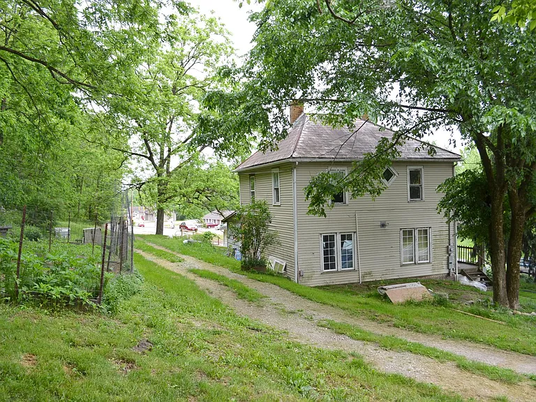 1374 E Canal St — Photo 36