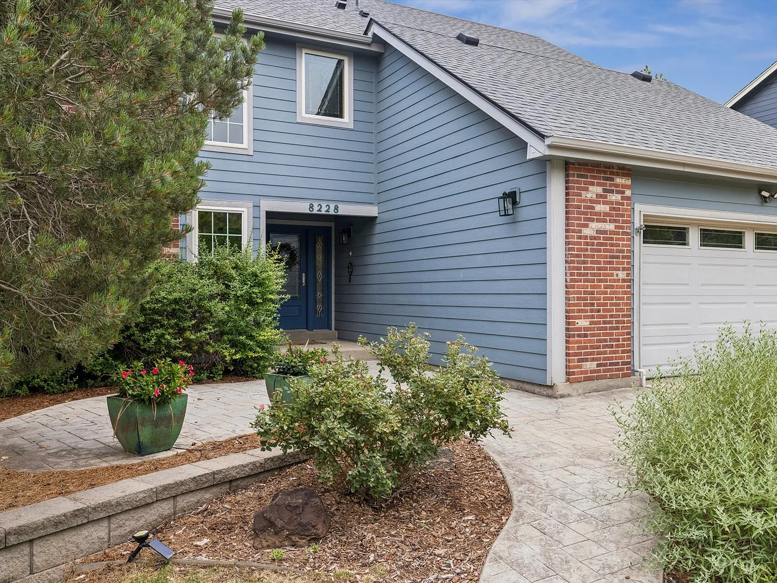 4 bed, 3386 sqft, $5,100 — Photo 2