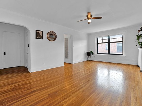 4th image of 610 Summit Ave #302