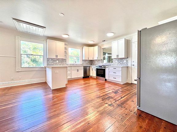2nd image of 815 W St #B