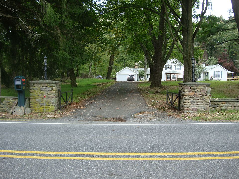 2nd image of 505 Fish Hill Rd