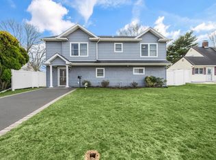 19 Sprucewood Dr, Levittown, NY 11756