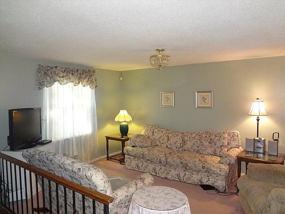 3rd image of 1631 N Mutz Dr